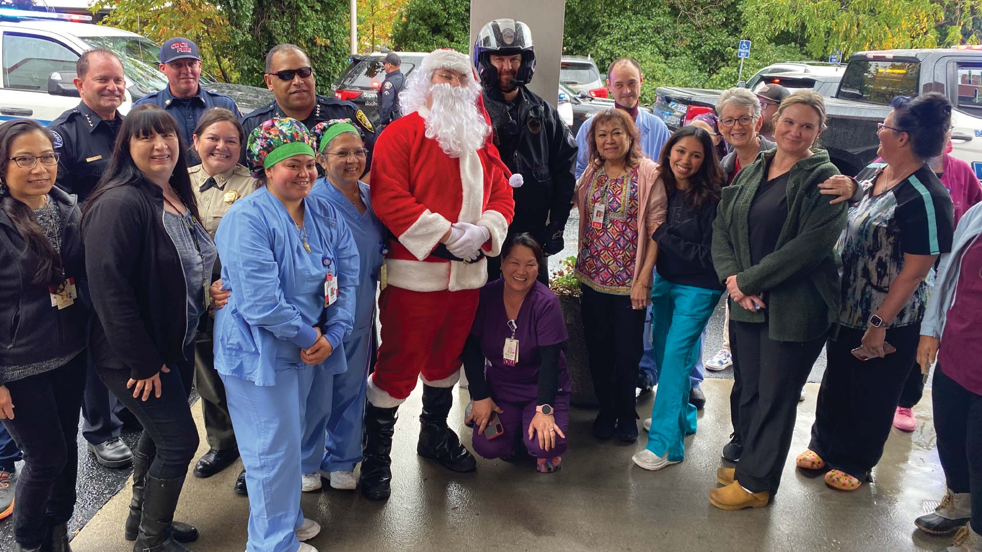 spreading-holiday-cheer-and-goodwill-8-Officers-with-staff-at-Tenet-Health-Central-Coast-medical-center